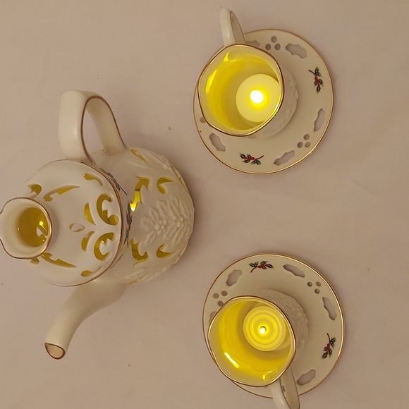Partylite Holly Leaf Tea Set - Picture 2 of 12